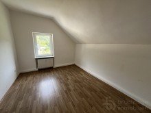 Wohnung DG Zimmer 2  Mehrgenerationenhaus mit gro�em Grundst�ck - Tierhaltung m�glich, familiengerecht wohnen 