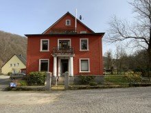 Frontansicht  Mehrgenerationenhaus mit gro�em Grundst�ck - Tierhaltung m�glich, familiengerecht wohnen 