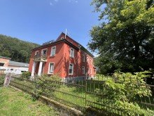 Hausansichten Sommer (2)  Mehrgenerationenhaus mit gro�em Grundst�ck - Tierhaltung m�glich, familiengerecht wohnen 