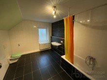 Wohnung DG Bad  Mehrgenerationenhaus mit gro�em Grundst�ck - Tierhaltung m�glich, familiengerecht wohnen 