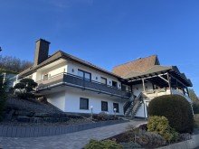 Hausansichten  Ein Haus, zwei Welten: Stilvoll modernisiert, voller Geschichte und bereit f�r Ihre Zukunft 