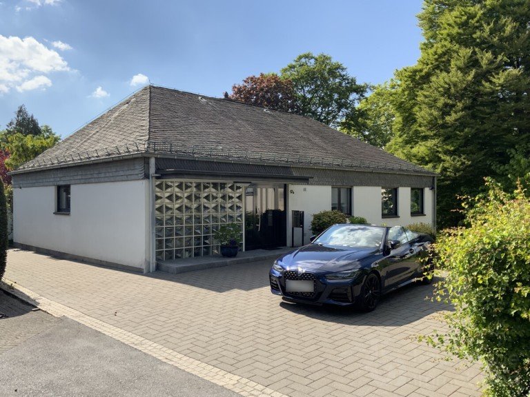 Haus vorne L�denscheid Einfamilienhaus Stilvoll wohnen in zentraler Lage von L�denscheid - gro�z�giger Bungalow mit vielen M�glichkeiten