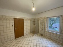 Wohnung EG - Bad (3)  Mehrgenerationenhaus mit gro�em Grundst�ck - Tierhaltung m�glich, familiengerecht wohnen 