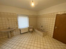 Wohnung EG - Bad (2)  Mehrgenerationenhaus mit gro�em Grundst�ck - Tierhaltung m�glich, familiengerecht wohnen 