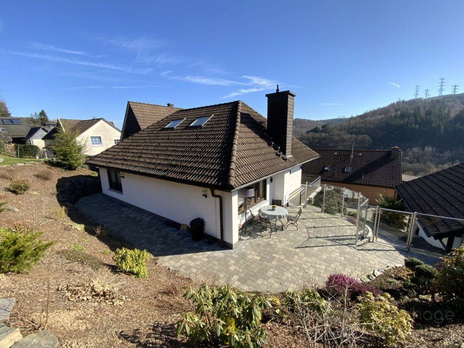 Hausansicht fern Zweifamilienhaus Attendorn