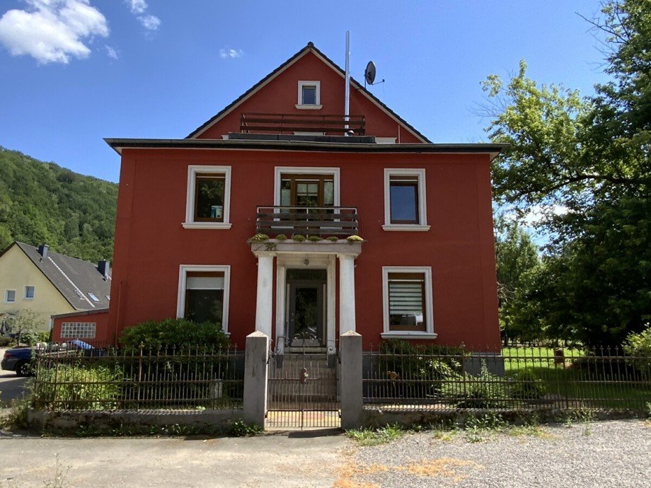 Frontansicht mit Eingang Mehrfamilienhaus L�denscheid