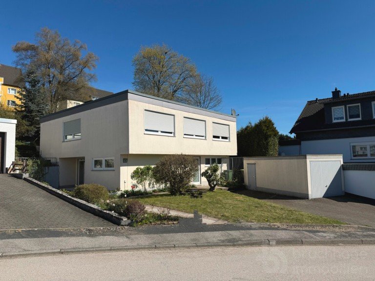 Hausansicht Halver Einfamilienhaus Ihr neues Zuhause auf einer Ebene - Komfortabler Bungalow mit Gartenidylle in ruhiger Lage