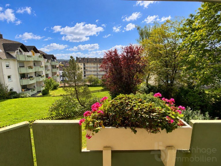Balkon und Ausblick L�denscheid Etagenwohnung Wohnen mit Weitblick - charmante 3-Zimmer-Wohnung mit Sonnenbalkon & eigener Garage