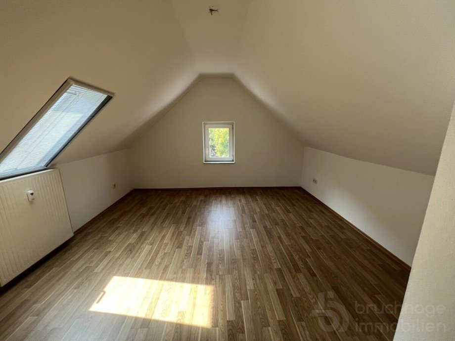 Spitzboden Zimmer 1 Mehrfamilienhaus L�denscheid