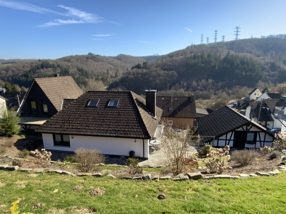 Hausansicht fern Zweifamilienhaus Attendorn