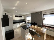 Neubau - K�che-Essbereich  Ein Haus, zwei Welten: Stilvoll modernisiert, voller Geschichte und bereit f�r Ihre Zukunft 