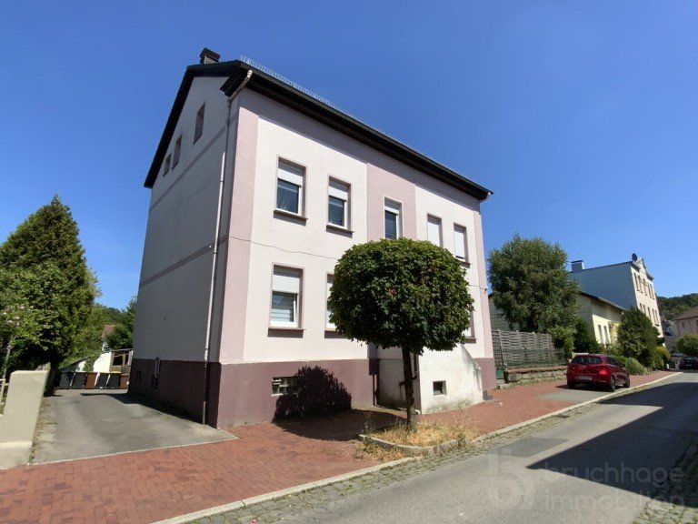Strassenansicht L�denscheid Zweifamilienhaus Zweifamilienhaus mit 19 Garagen und vielseitigem Potenzial - jetzt Besichtigung vereinbaren!