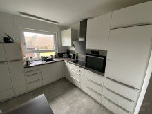 Hauptwohnung K�che Gepflegtes Anwesen mit gro�z�gigem Grundst�ck: Ideal f�r Tierhaltung und Pferdebesitzer