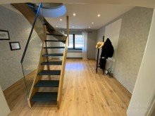 Neubau - Diele mit Aufgang  Ein Haus, zwei Welten: Stilvoll modernisiert, voller Geschichte und bereit f�r Ihre Zukunft 