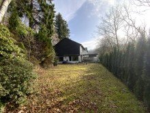 Hausansicht Familienidylle mit viel Gr�n - Einfamilienhaus auf gro�em, vielseitigem Grundst�ck