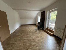 Wohnung DG - Wohnzimmer  Mehrgenerationenhaus mit gro�em Grundst�ck - Tierhaltung m�glich, familiengerecht wohnen 
