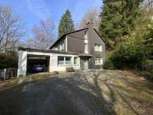 Hausansicht Familienidylle mit viel Gr�n - Einfamilienhaus auf gro�em, vielseitigem Grundst�ck